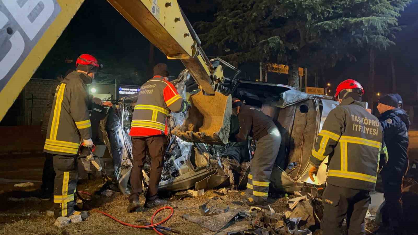 Ağaca çarpan otomobil hurdaya döndü, sürücüsü hayatını kaybetti
