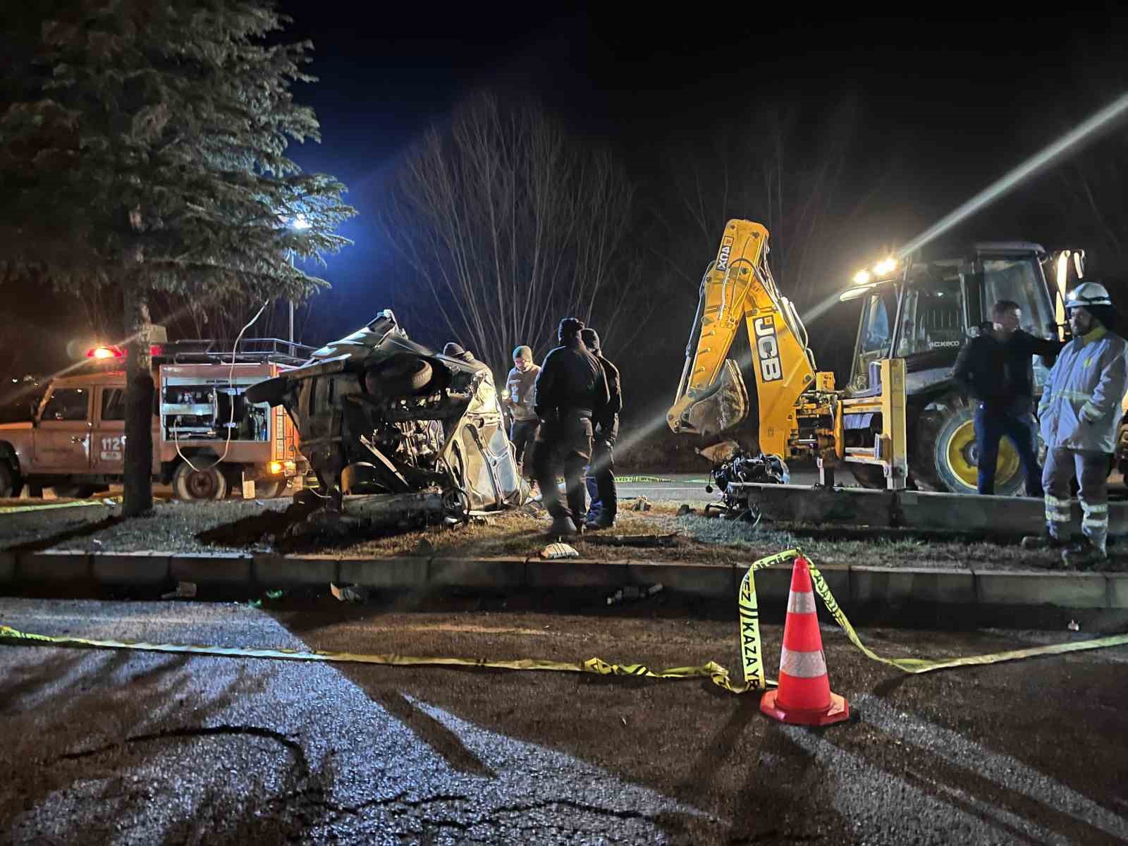 Ağaca çarpan otomobil hurdaya döndü, sürücüsü hayatını kaybetti
