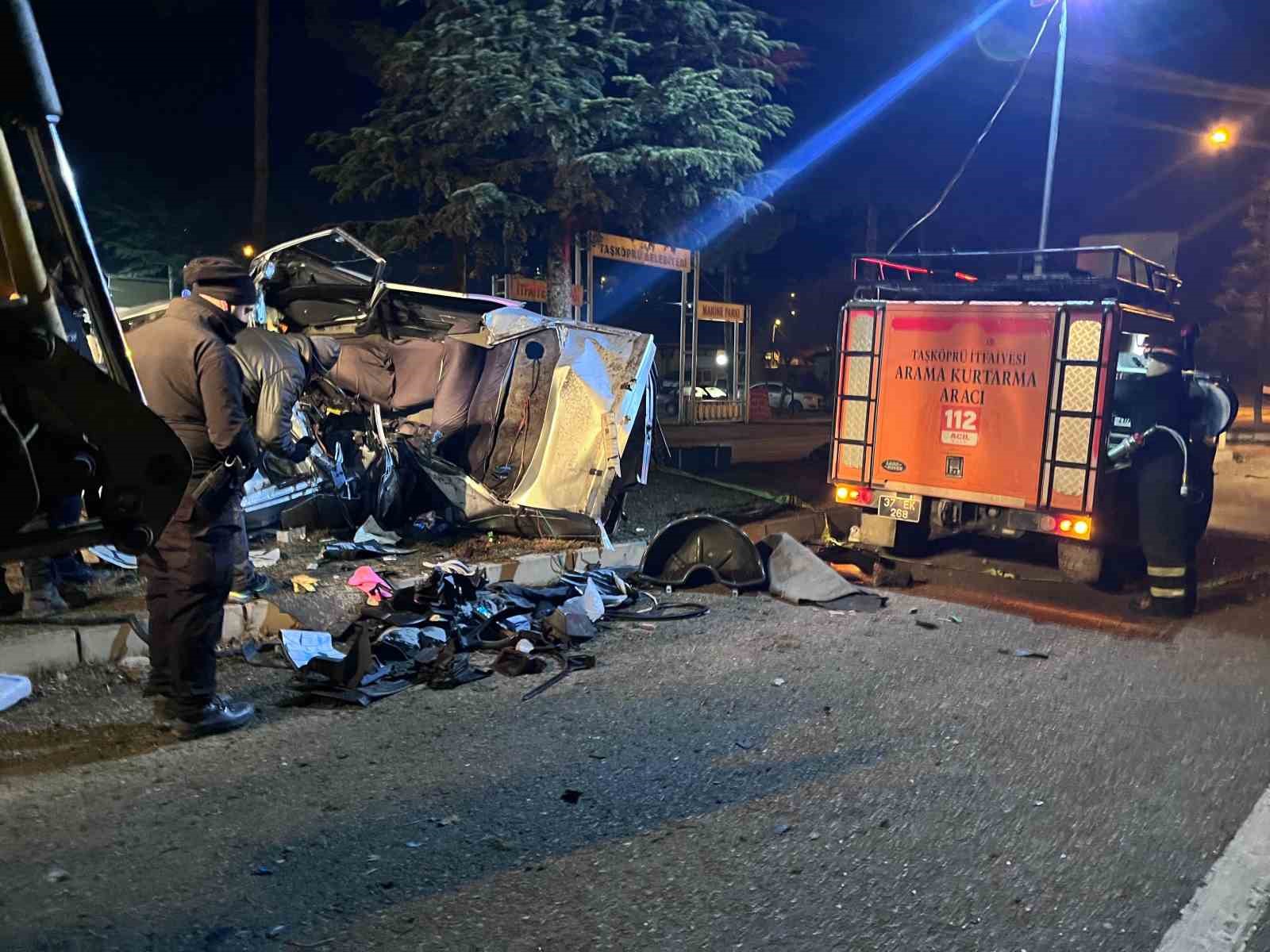 Ağaca çarpan otomobil hurdaya döndü, sürücüsü hayatını kaybetti
