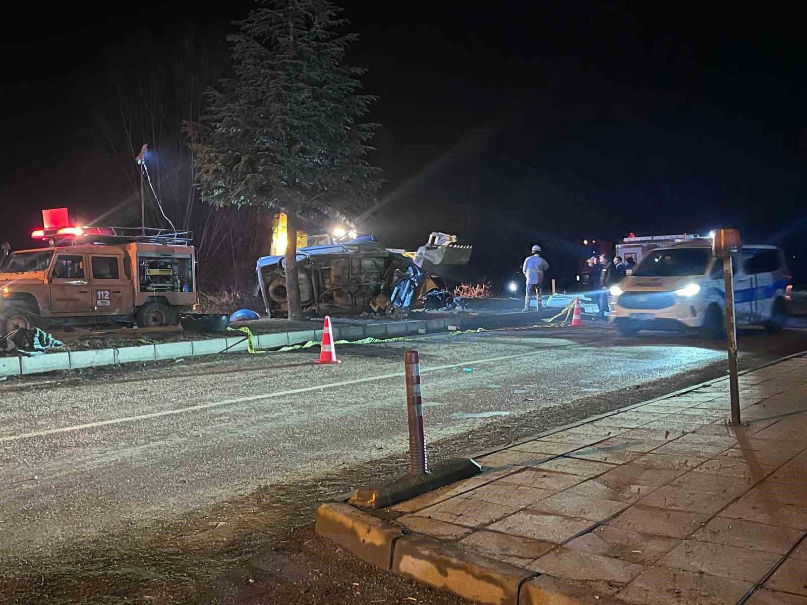 Ağaca çarpan otomobil hurdaya döndü, sürücüsü hayatını kaybetti
