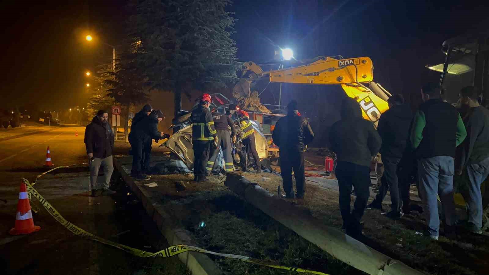 Ağaca çarpan otomobil hurdaya döndü, sürücüsü hayatını kaybetti
