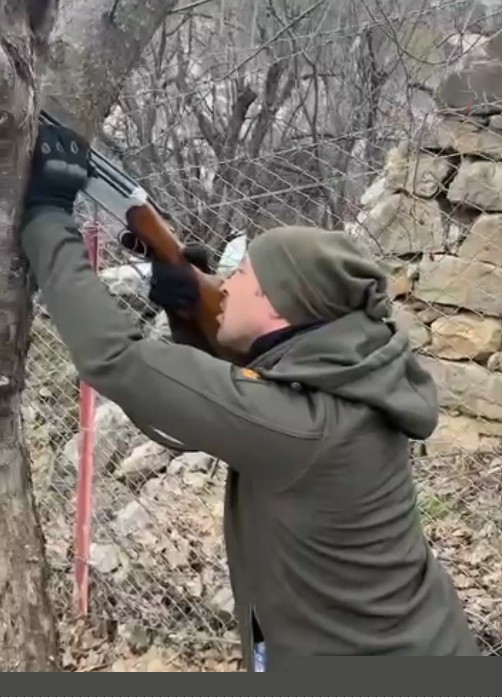 Ağaca takılan dronu tüfekle dala ateş ederek kurtardılar
