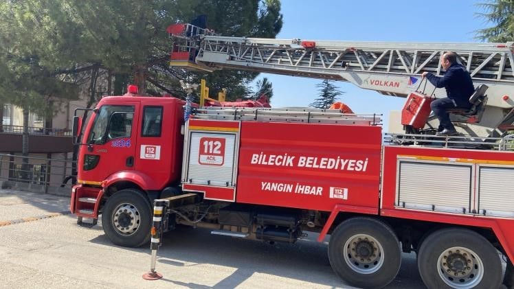 Ağaçta kalan kediyi itfaiye kurtardı
