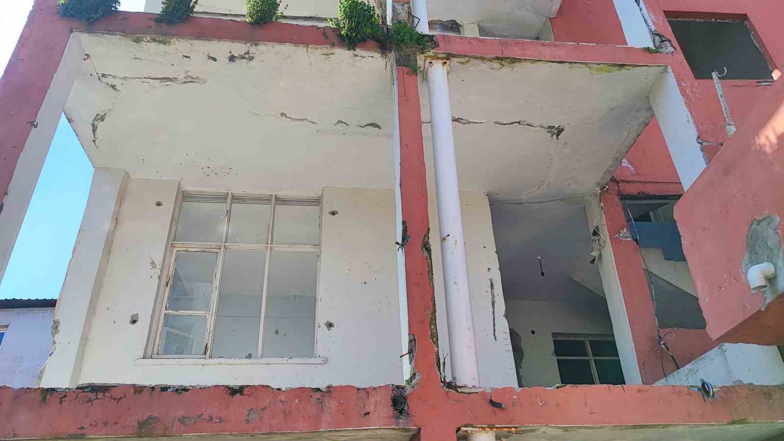 Ağır hasarlı bina yıkılmadı, 10 kişilik aile ölüm korkusuyla yaşıyor
