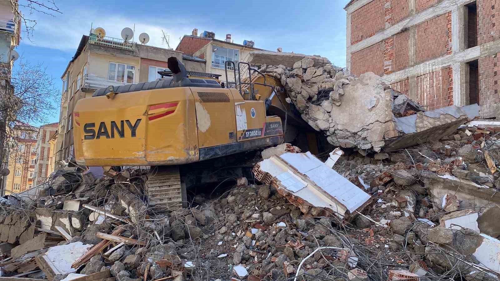 Ağır hasarlı binanın enkazı iş makinesinin üstüne yıkıldı
