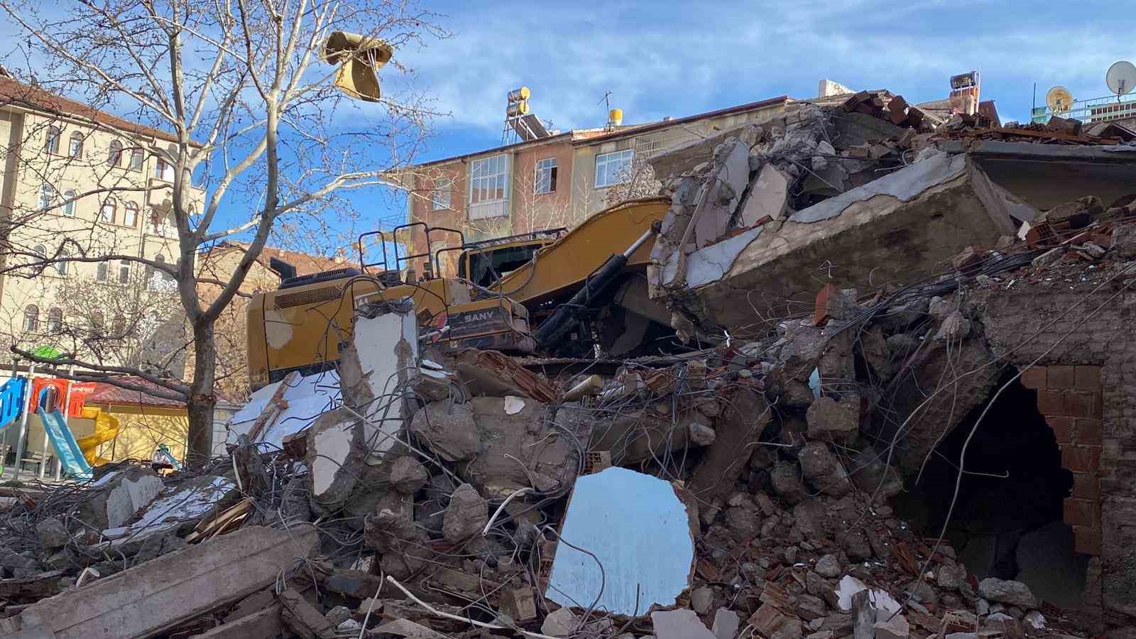 Ağır hasarlı binanın enkazı iş makinesinin üstüne yıkıldı
