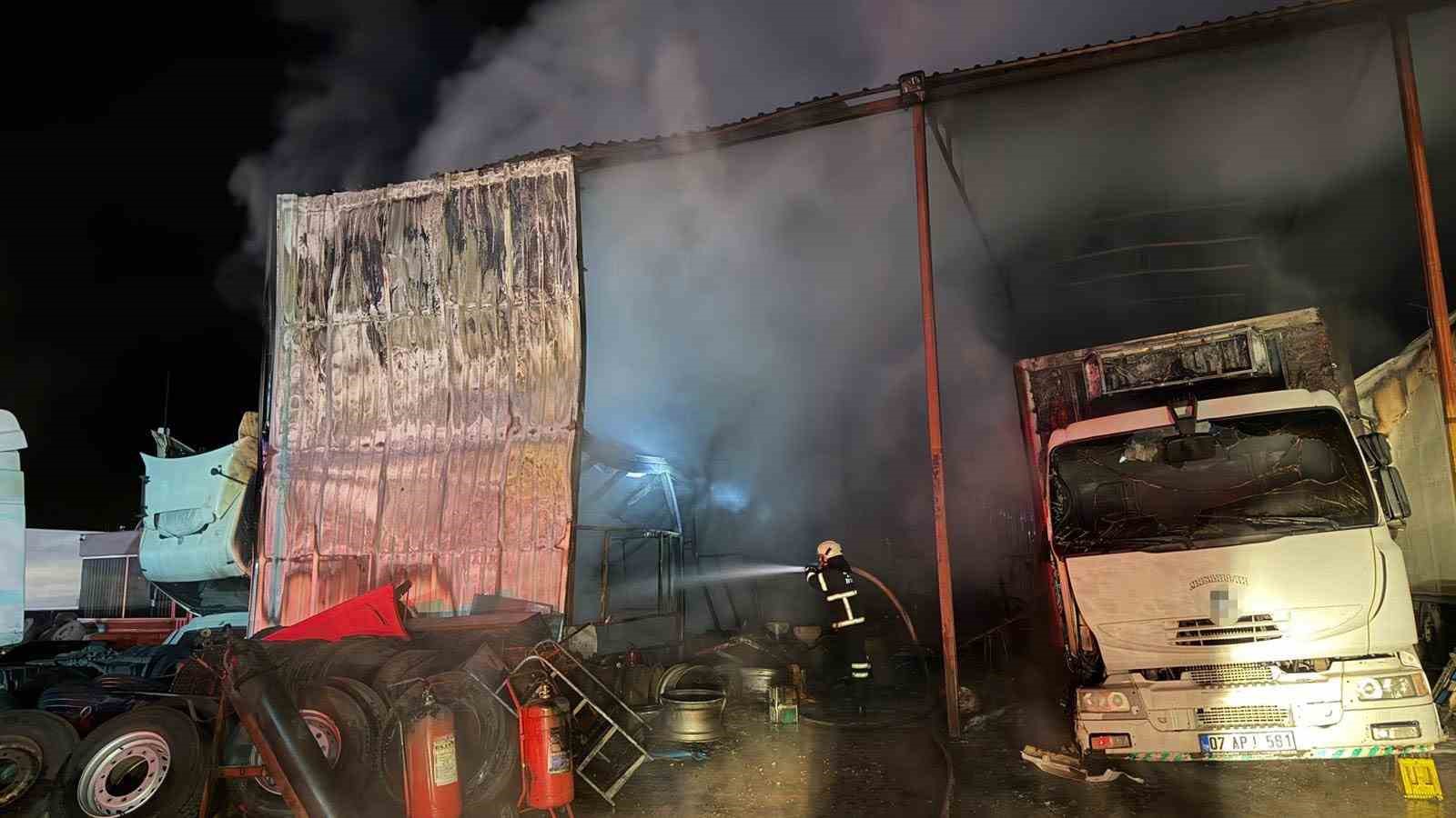 Ağır vasıta servisinde yangın çıktı: 2 çekici, 1 kamyon zarar gördü
