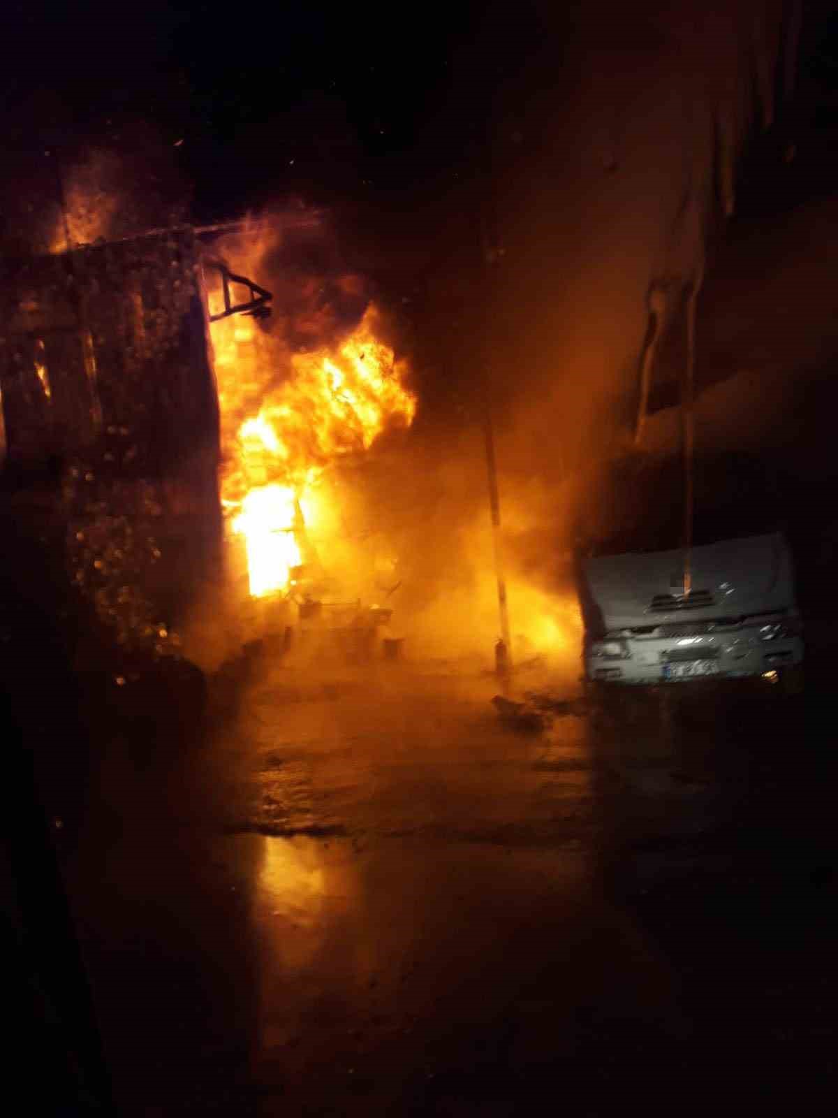 Ağır vasıta servisinde yangın çıktı: 2 çekici, 1 kamyon zarar gördü
