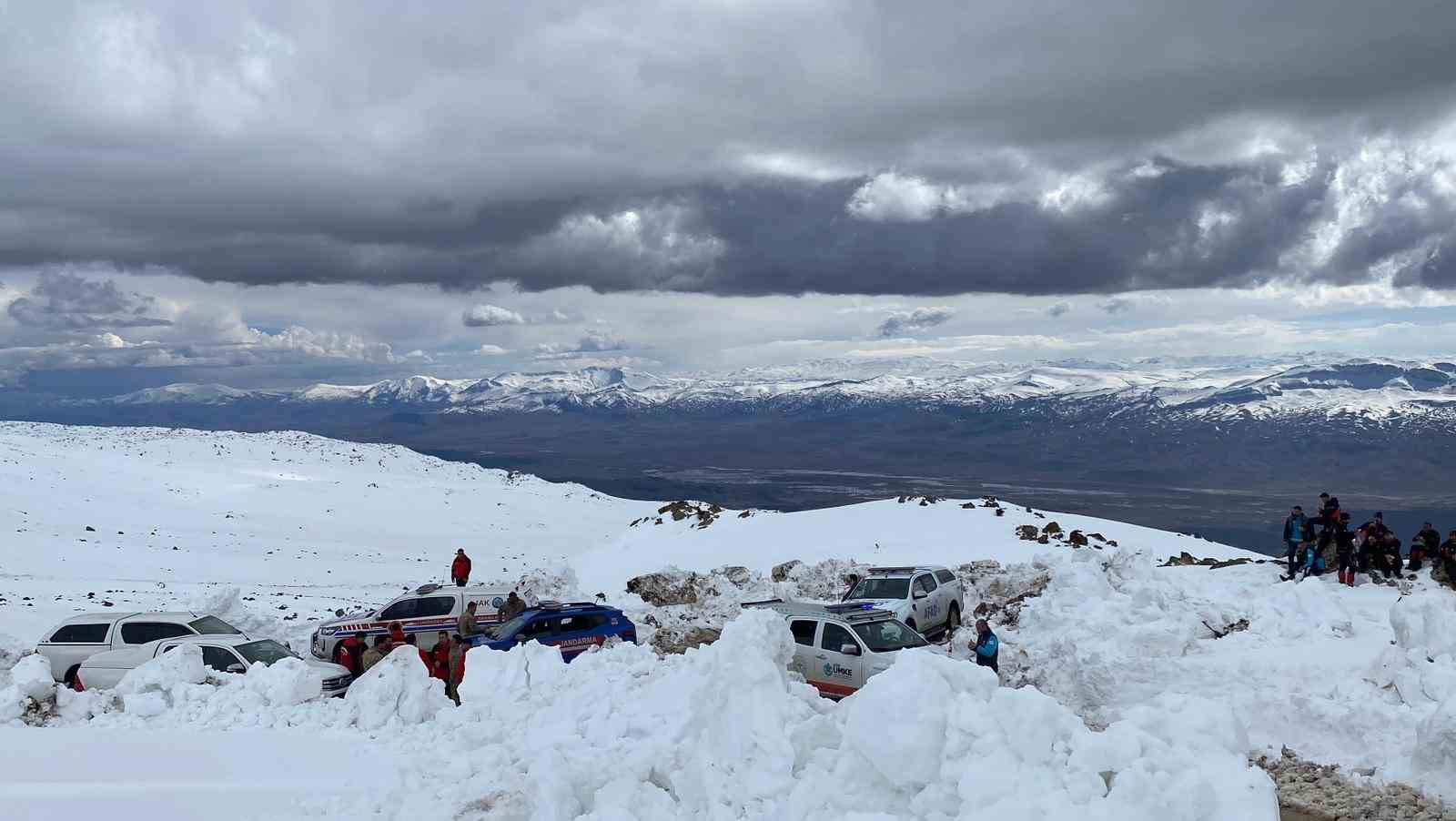 Ağrı Dağı’nda kaybolan kadın dağcıyı arama çalışmaları sürüyor
