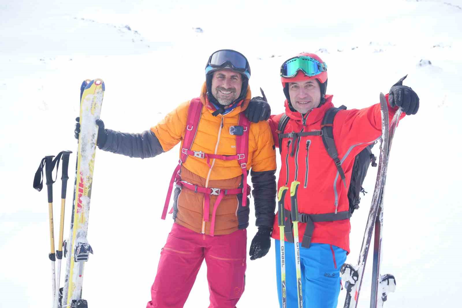 Ağrı Dağı’ndan kayan kayakseverler, Ağrı Dağı’nın Iğdır tarafına kayak merkezi yapılması çağrısında bulundu
