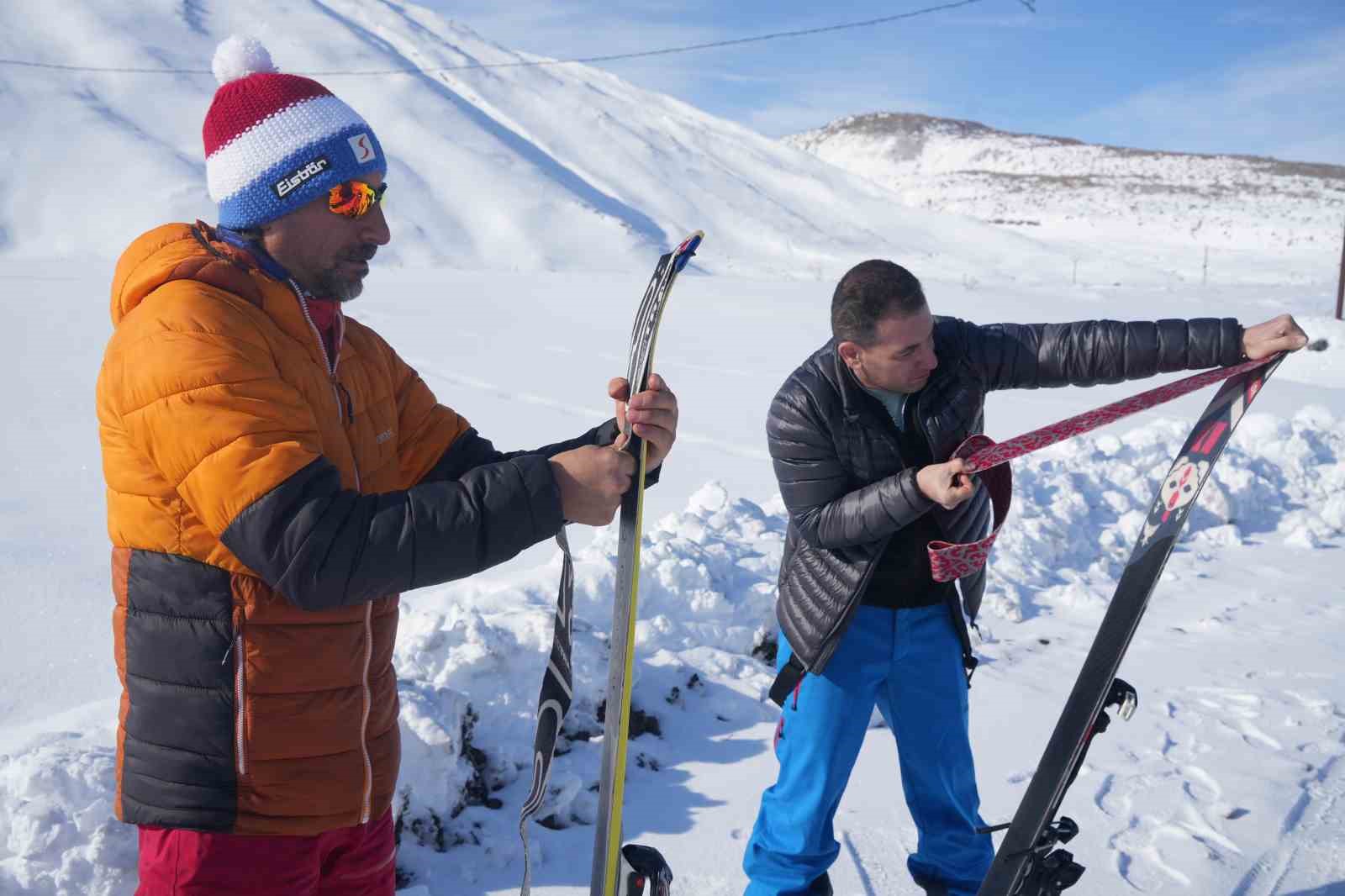 Ağrı Dağı’ndan kayan kayakseverler, Ağrı Dağı’nın Iğdır tarafına kayak merkezi yapılması çağrısında bulundu
