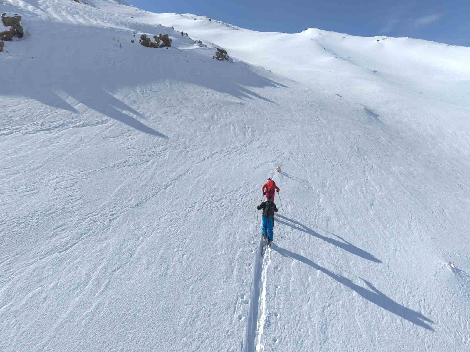 Ağrı Dağı’ndan kayan kayakseverler, Ağrı Dağı’nın Iğdır tarafına kayak merkezi yapılması çağrısında bulundu
