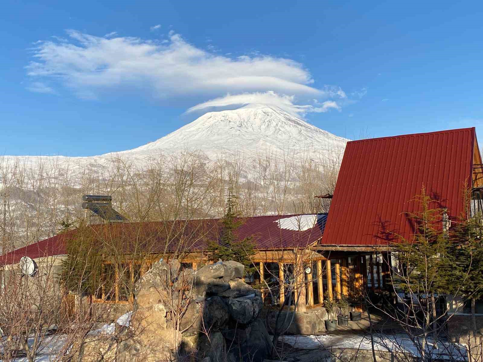 Ağrı Dağı’nın zirvesinde oluşan mercek bulutu hayran bıraktı
Ağrı Dağı’nın zirvesinde oluşan mercek bulutu hayran bıraktı