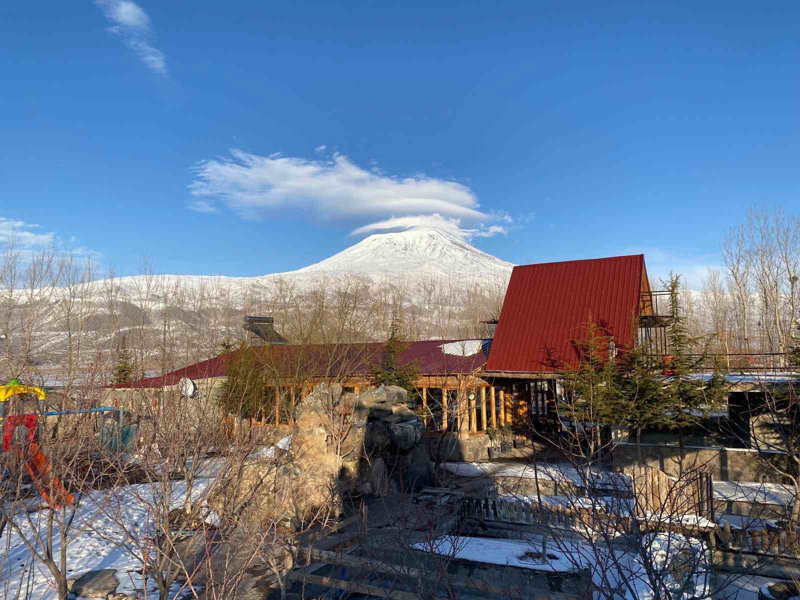 Ağrı Dağı’nın zirvesinde oluşan mercek bulutu hayran bıraktı
Ağrı Dağı’nın zirvesinde oluşan mercek bulutu hayran bıraktı
