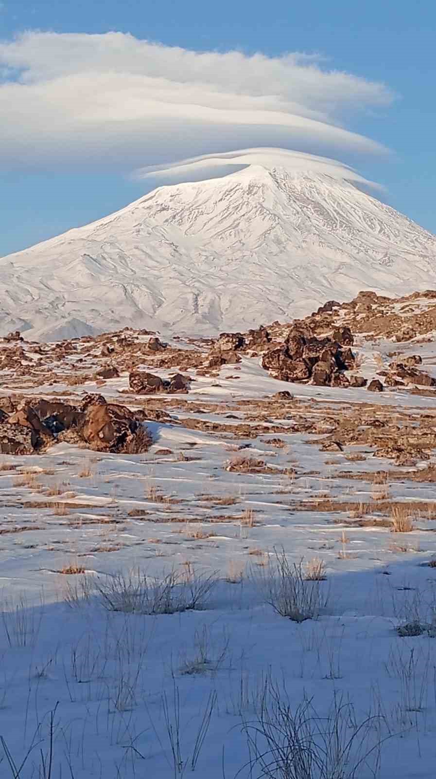 Ağrı Dağı’nın zirvesinde oluşan mercek bulutu hayran bıraktı
Ağrı Dağı’nın zirvesinde oluşan mercek bulutu hayran bıraktı