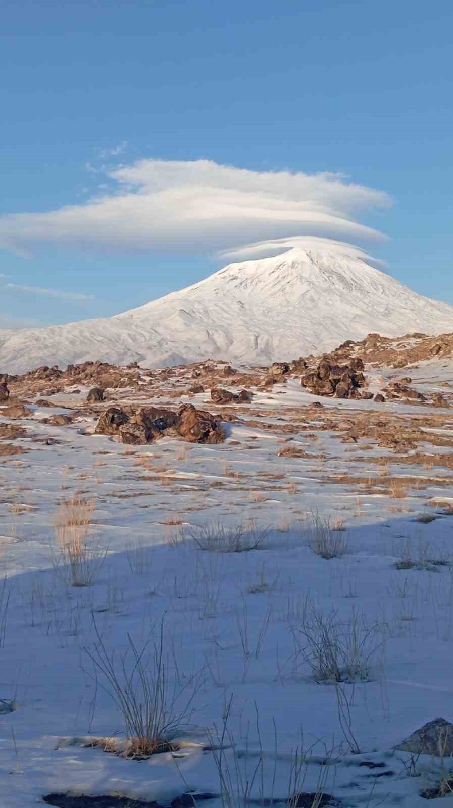 Ağrı Dağı’nın zirvesinde oluşan mercek bulutu hayran bıraktı
Ağrı Dağı’nın zirvesinde oluşan mercek bulutu hayran bıraktı