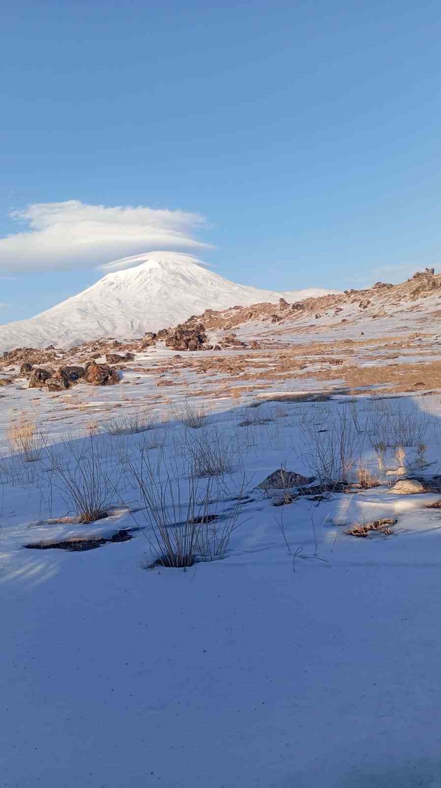 Ağrı Dağı’nın zirvesinde oluşan mercek bulutu hayran bıraktı
Ağrı Dağı’nın zirvesinde oluşan mercek bulutu hayran bıraktı