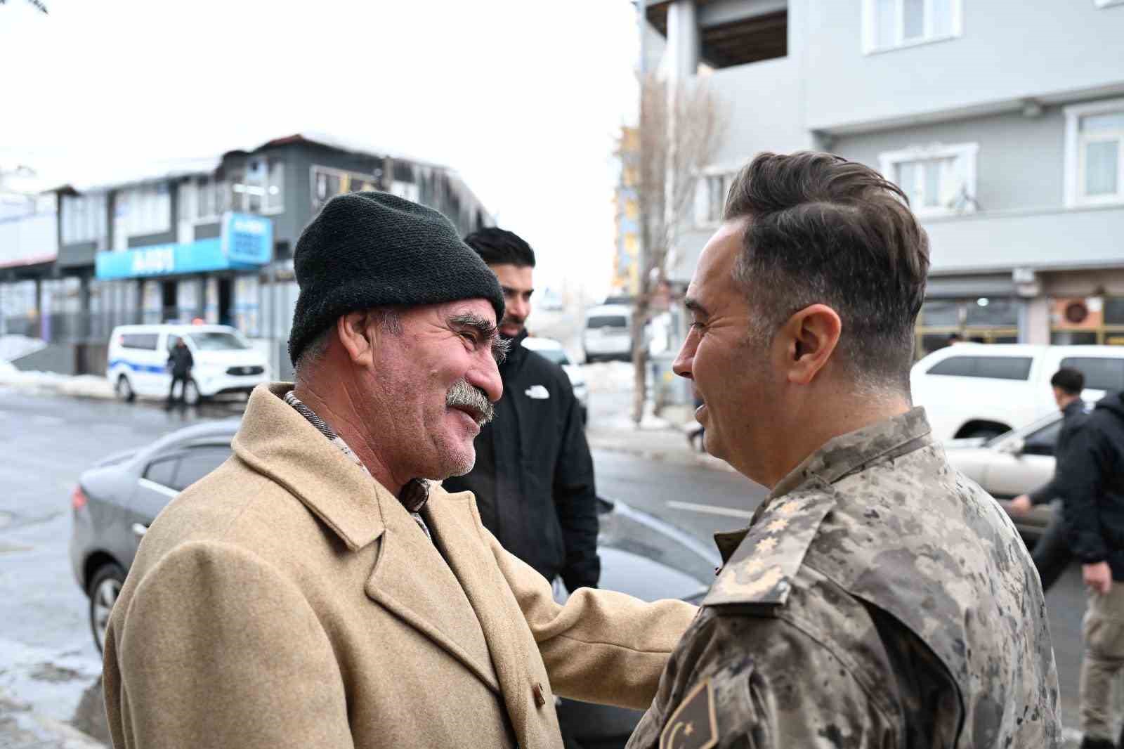 Ağrı Emniyet Müdürü Önder, esnaf ve vatandaşlarla bir araya geldi
