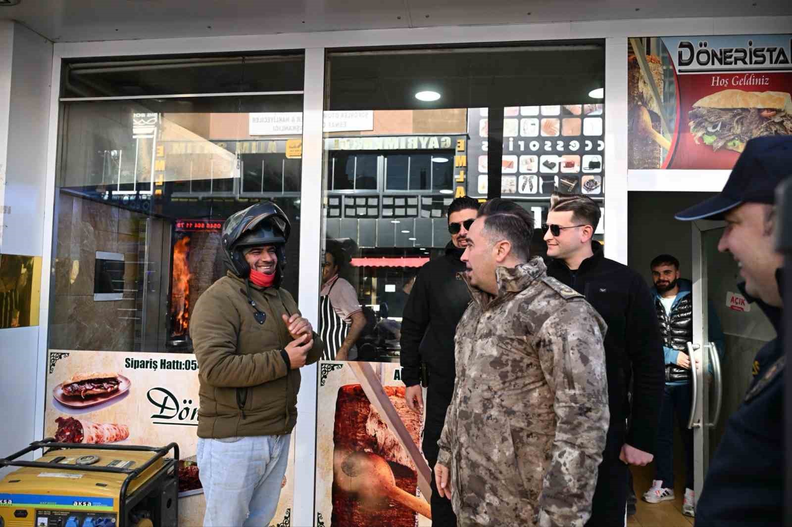 Ağrı Emniyet Müdürü Önder, esnaf ve vatandaşlarla bir araya geldi
