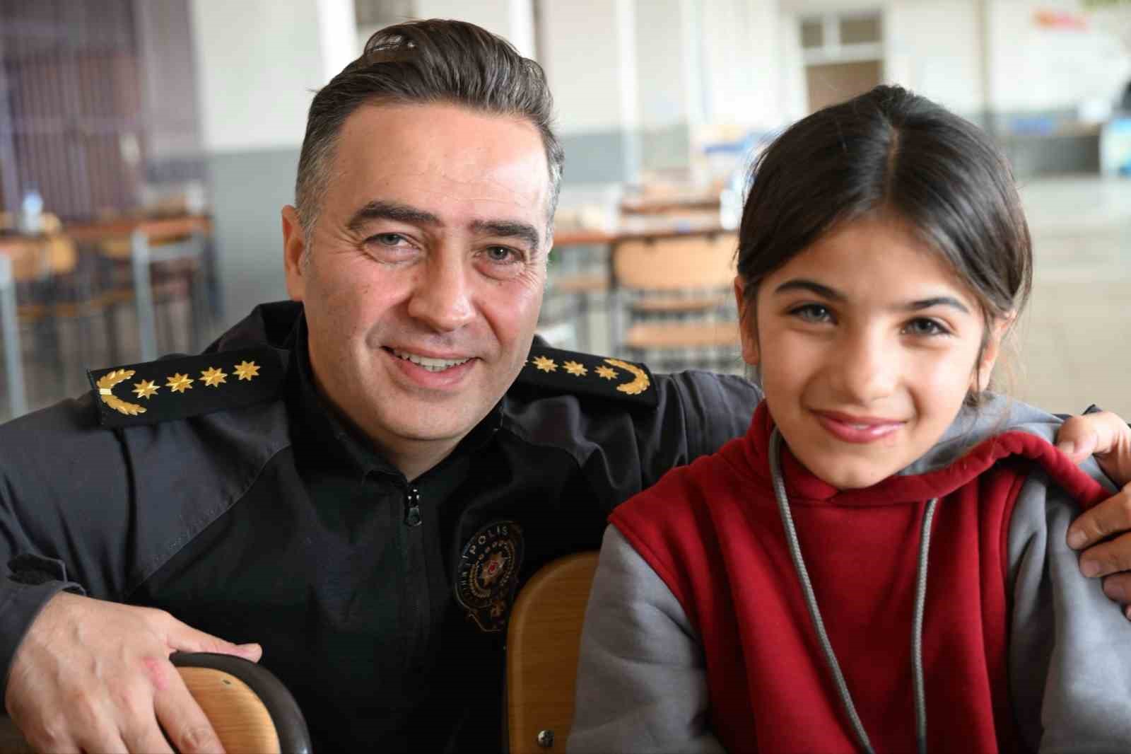 Ağrı Emniyet Müdürü Önder, öğrencilerle buluşarak polislik mesleğini tanıtıyor
