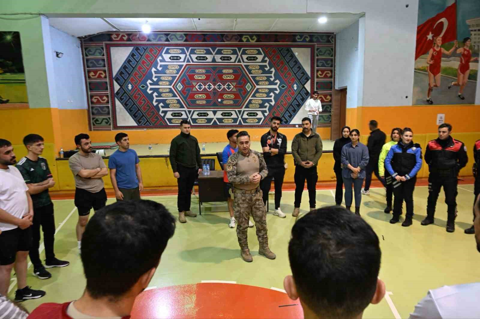 Ağrı Emniyet Müdürü Önder, öğrencilerle buluşarak polislik mesleğini tanıtıyor
