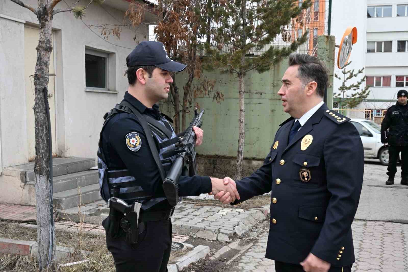 Ağrı Emniyet Müdürü Önder’den bayram mesaisindeki polislere ziyaret

