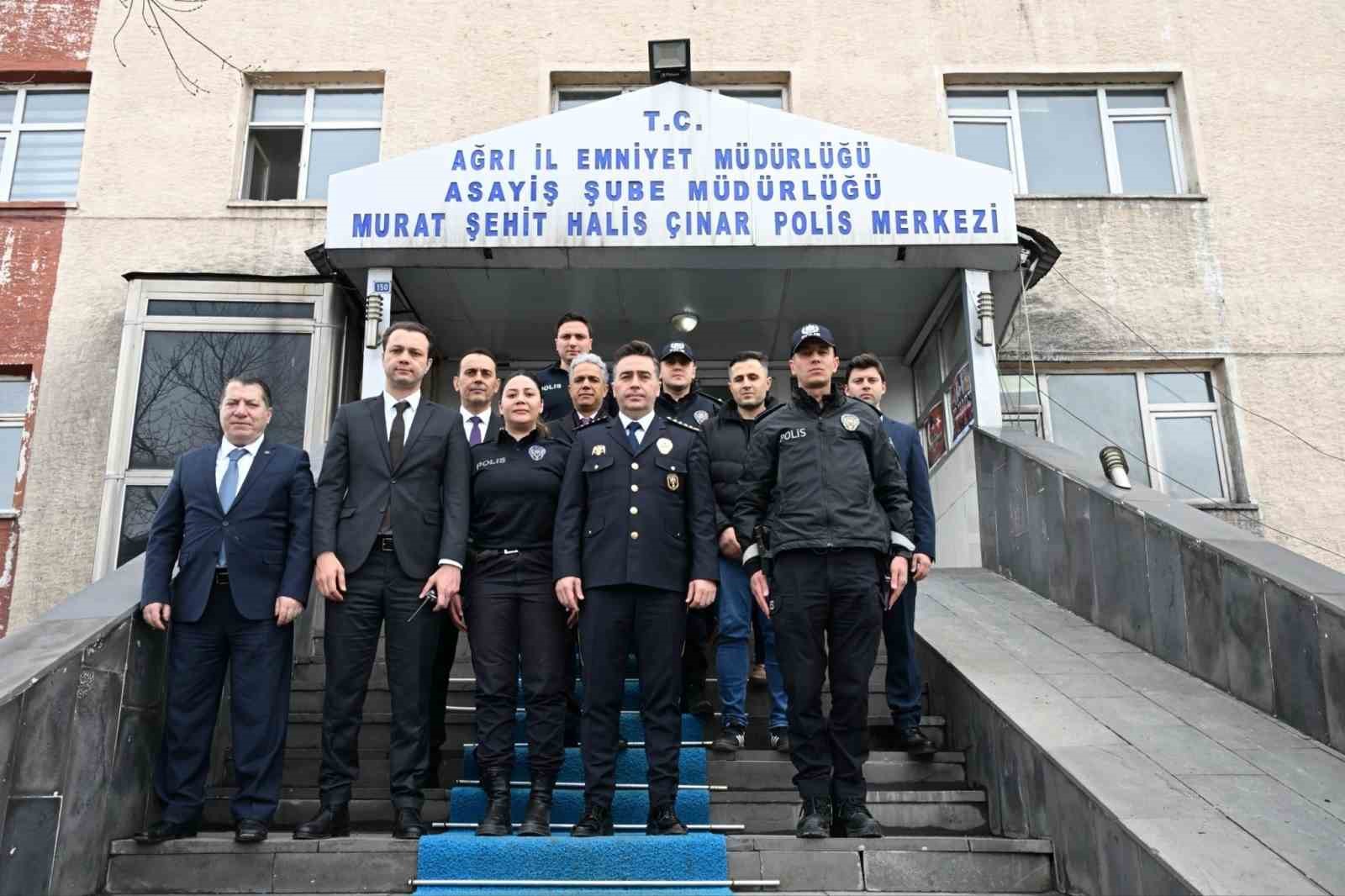 Ağrı Emniyet Müdürü Önder’den bayram mesaisindeki polislere ziyaret
