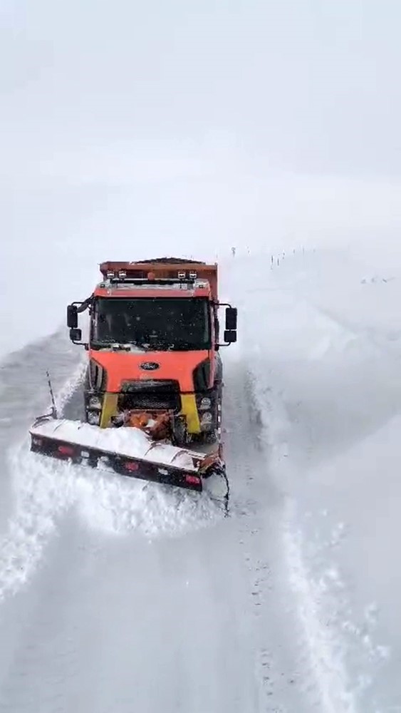 Ağrı-Kağızman kara yolunda yoğun tipi etkili oluyor
