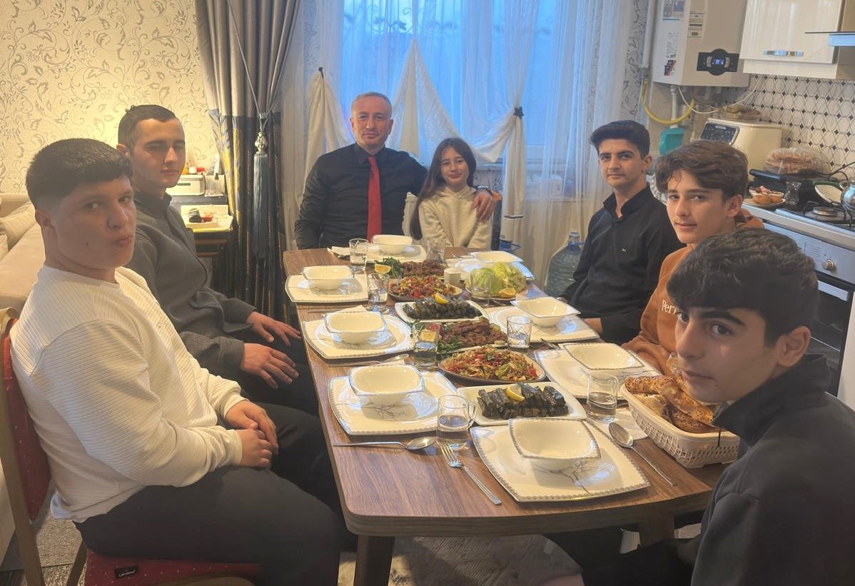 Ağrı Milli Eğitim Müdürü Kökrek’ten öğrencilere iftar
Ağrı Milli Eğitim Müdürü Kökrek’ten öğrencilere iftar