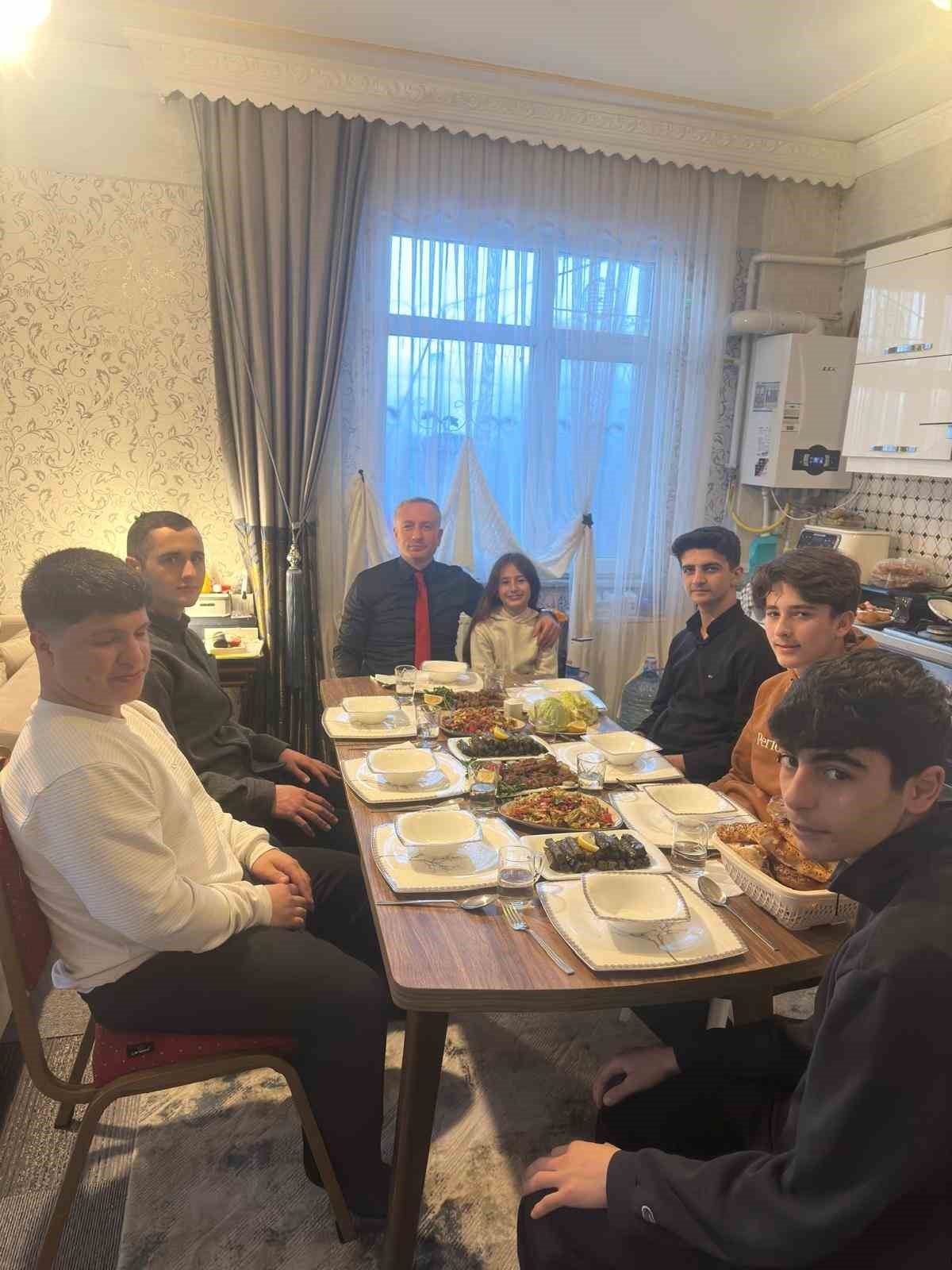 Ağrı Milli Eğitim Müdürü Kökrek’ten öğrencilere iftar
Ağrı Milli Eğitim Müdürü Kökrek’ten öğrencilere iftar