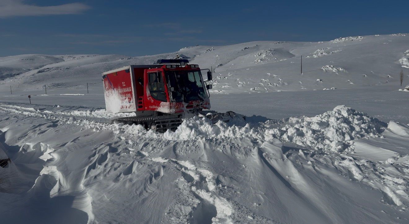 Ağrı Patnos Uzunca köyü’nde zamanla yarış: 15 yaşındaki hasta paletli ambulansla hastaneye götürüldü
