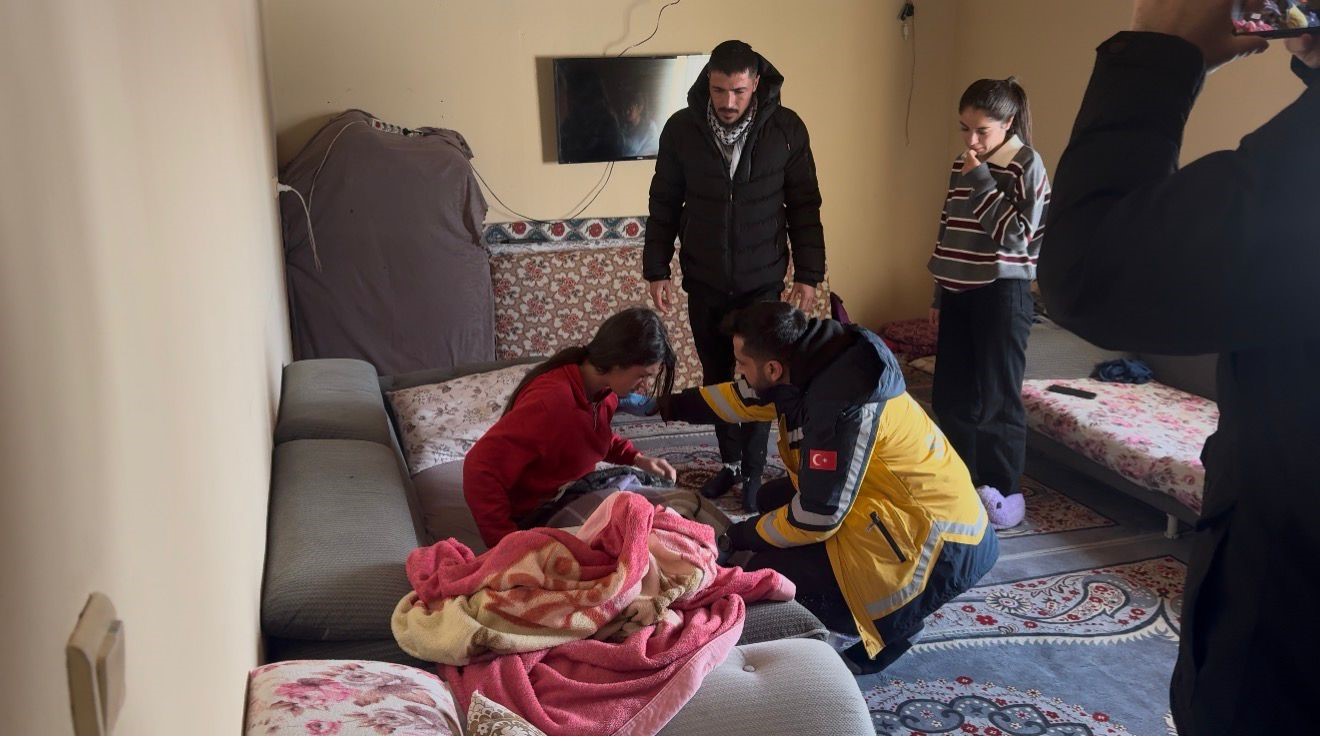 Ağrı Patnos Uzunca köyü’nde zamanla yarış: 15 yaşındaki hasta paletli ambulansla hastaneye götürüldü
