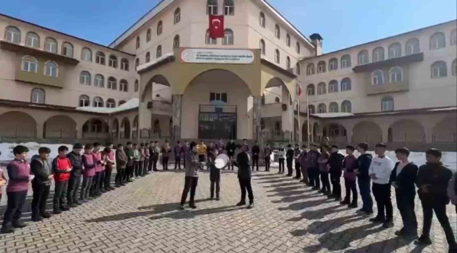 Ağrı Patnos’ta "Kâbe’de Hacılar" ilahisi okul bahçesinde hep bir ağızdan söylendi
Ağrı Patnos’ta "Kâbe’de Hacılar" ilahisi okul bahçesinde hep bir ağızdan söylendi