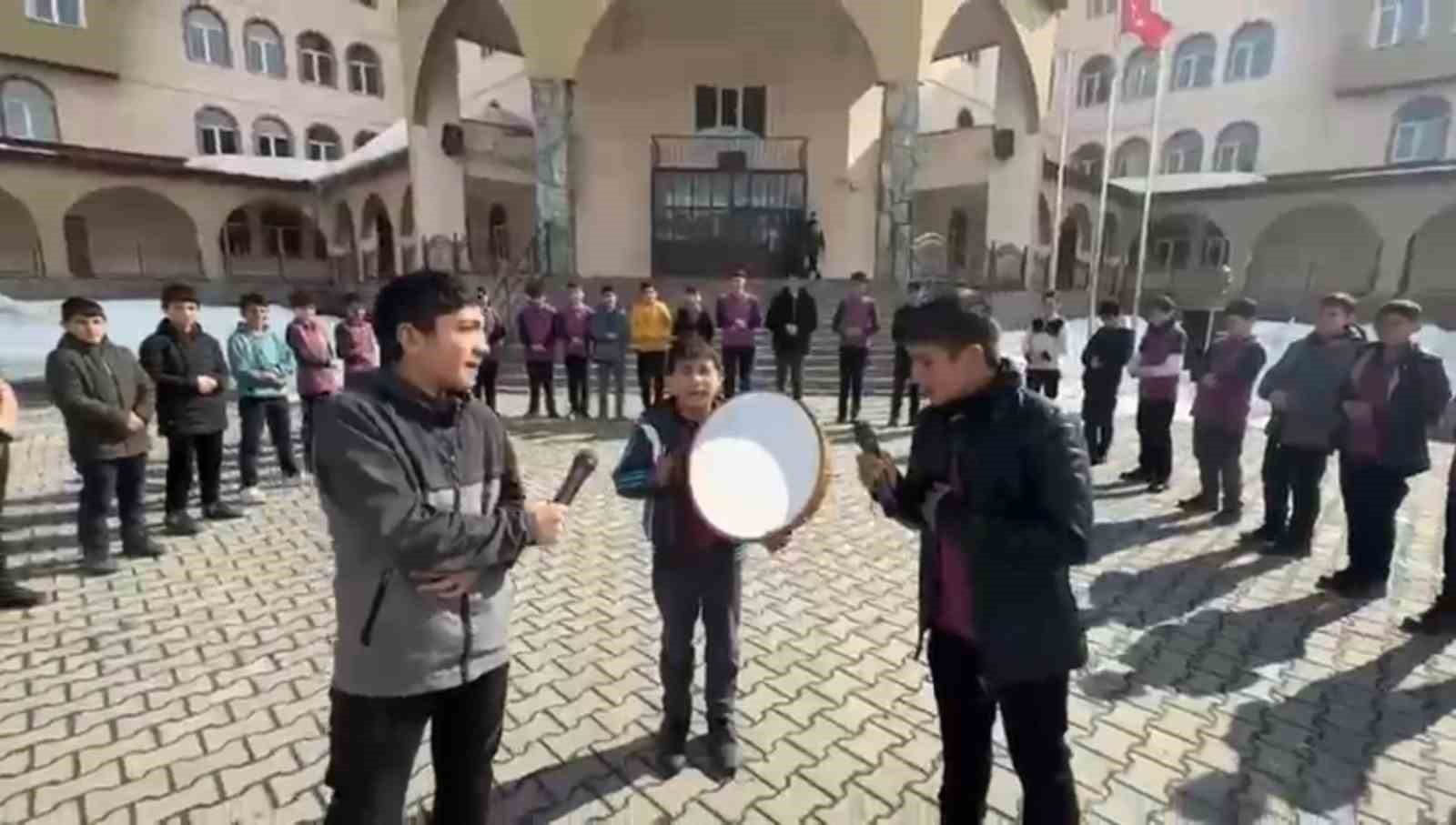 Ağrı Patnos’ta "Kâbe’de Hacılar" ilahisi okul bahçesinde hep bir ağızdan söylendi
Ağrı Patnos’ta "Kâbe’de Hacılar" ilahisi okul bahçesinde hep bir ağızdan söylendi