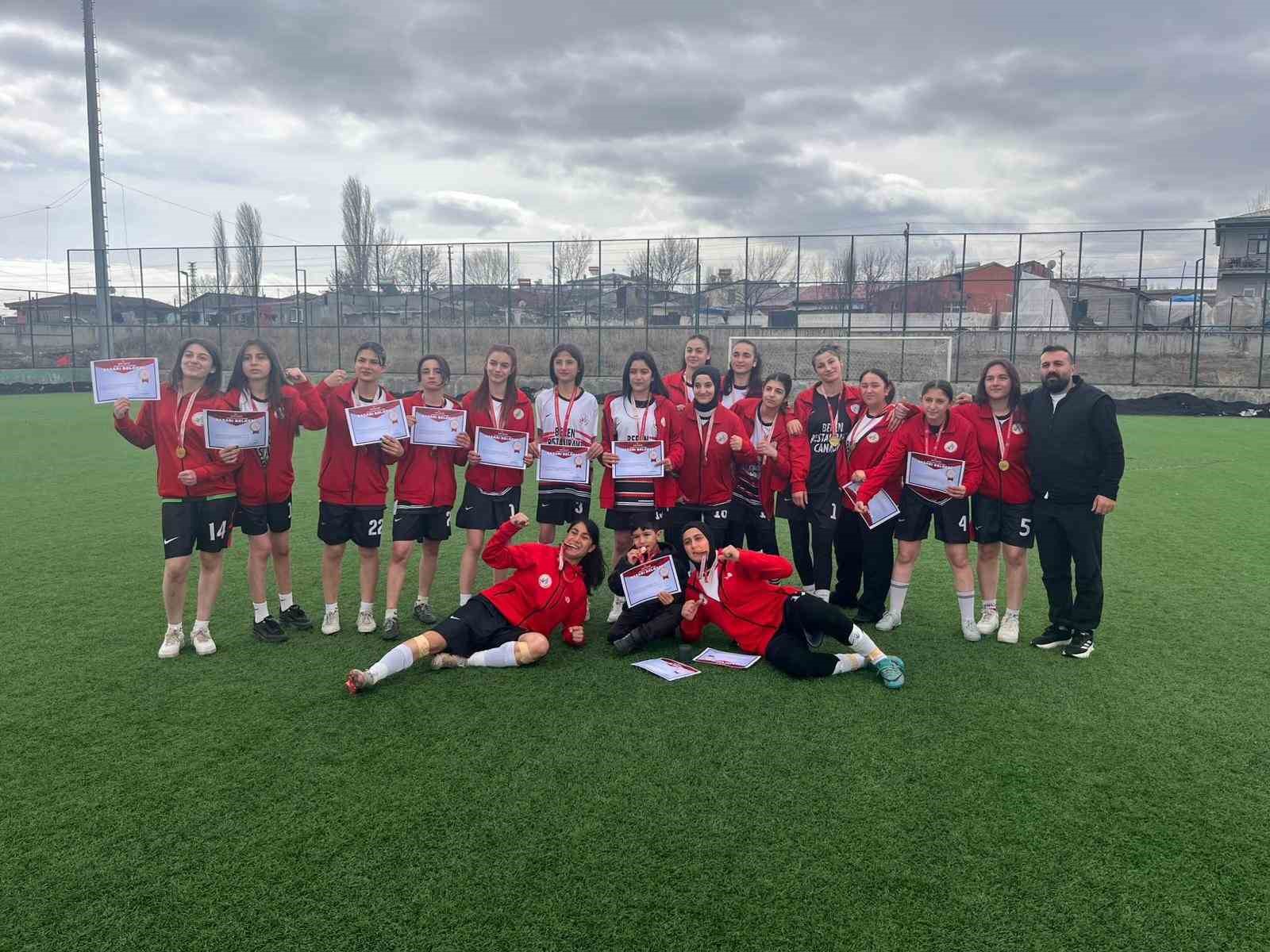 Ağrı Spor Lisesi Kız Futbol Takımı Türkiye finallerine yükseldi
