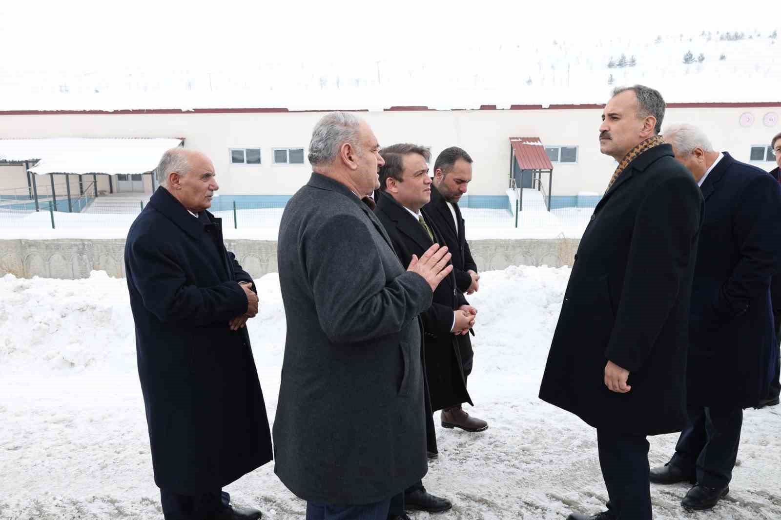 Ağrı Valisi Bozkurt, Eleşkirt’teki çalışmaları yerinde inceledi
