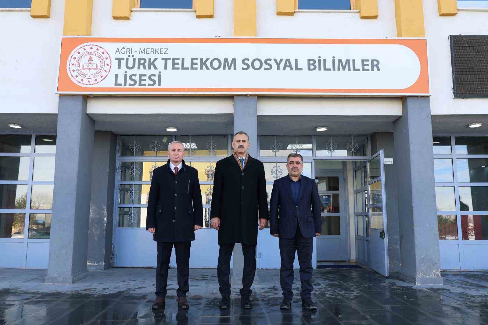 Ağrı Valisi Bozkurt, okullarda incelemelerde bulundu
