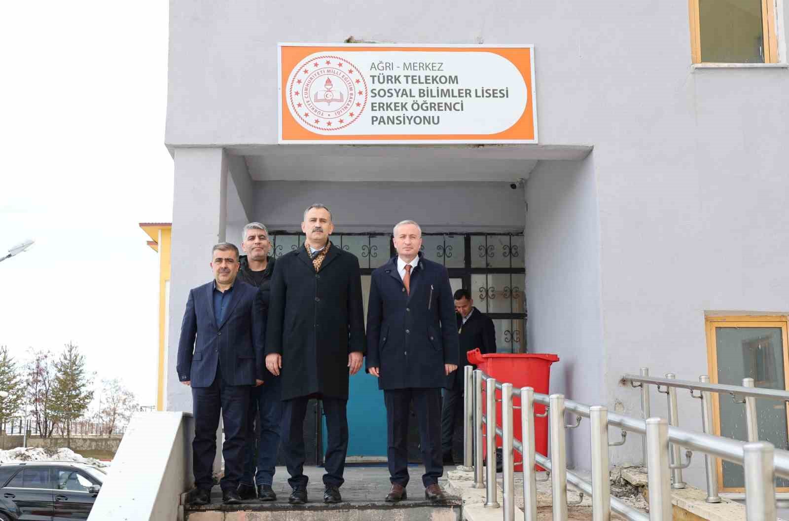 Ağrı Valisi Bozkurt, okullarda incelemelerde bulundu
