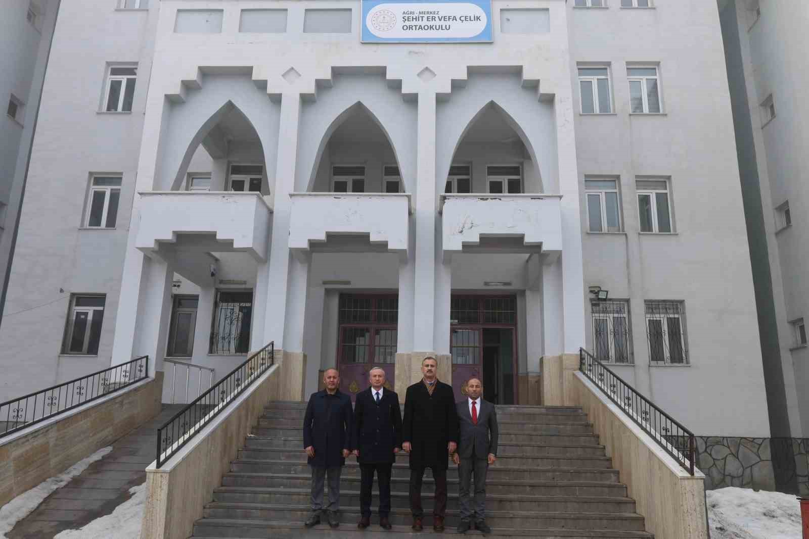 Ağrı Valisi Bozkurt, okullarda incelemelerde bulundu
