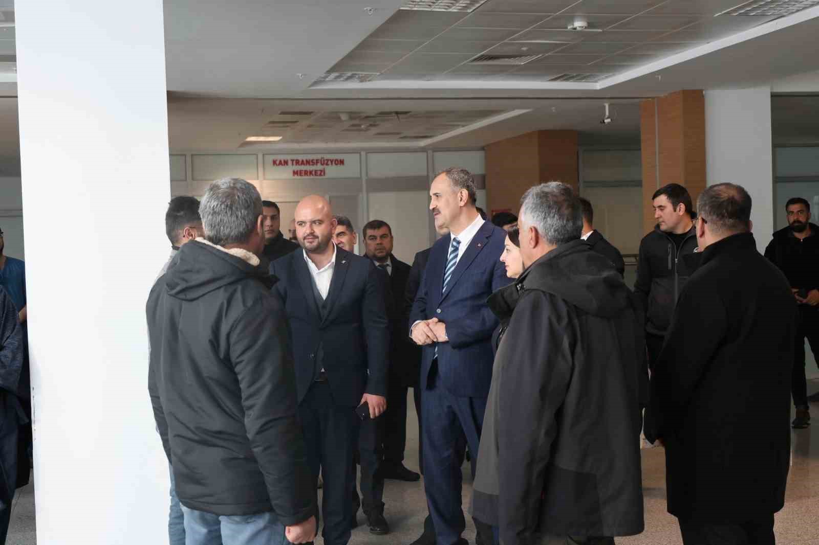 Ağrı Valisi Bozkurt’tan hastane ve esnaf ziyareti
