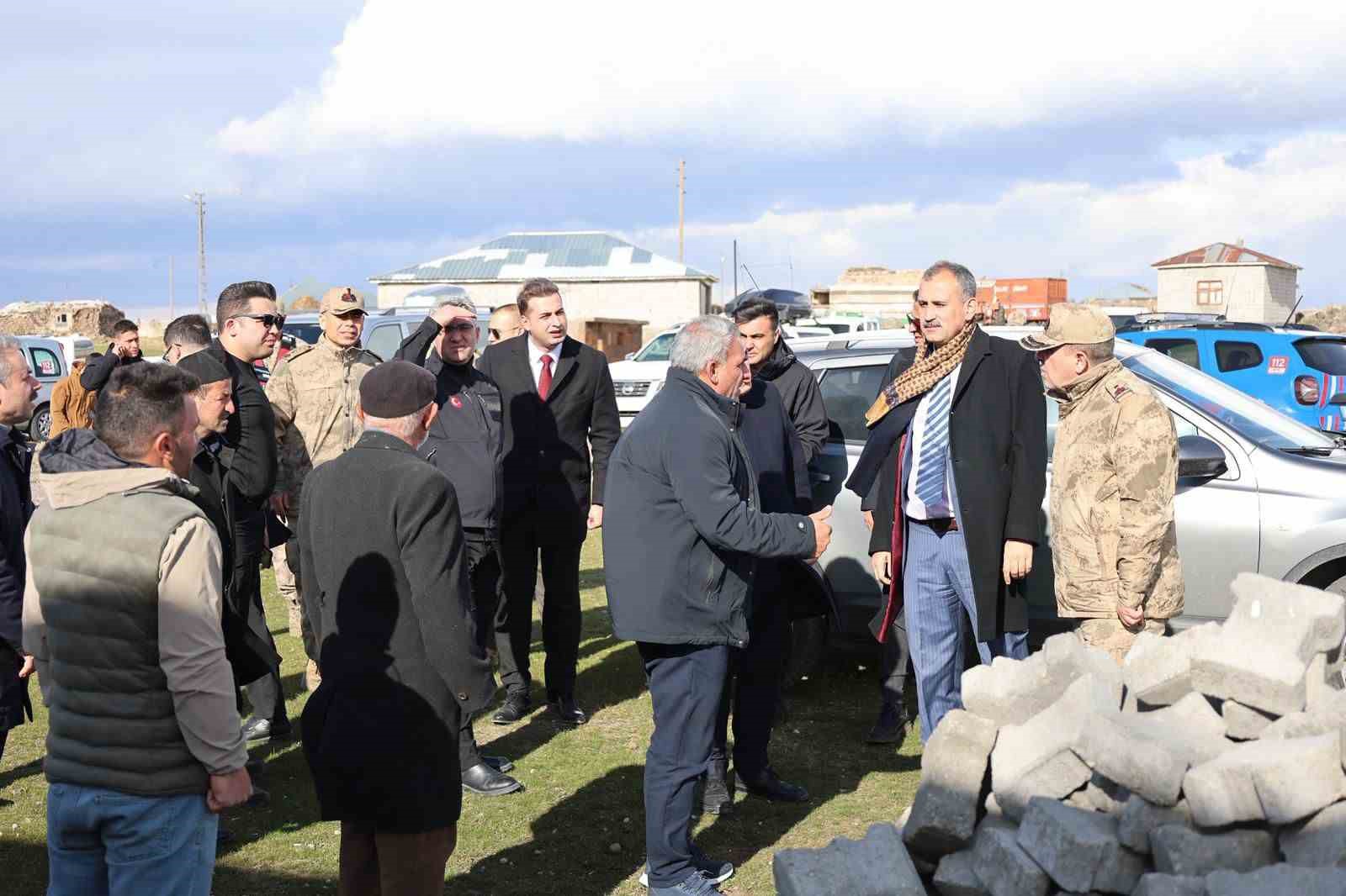 Ağrı Valisi Önder Bozkurt deprem bölgesinde
