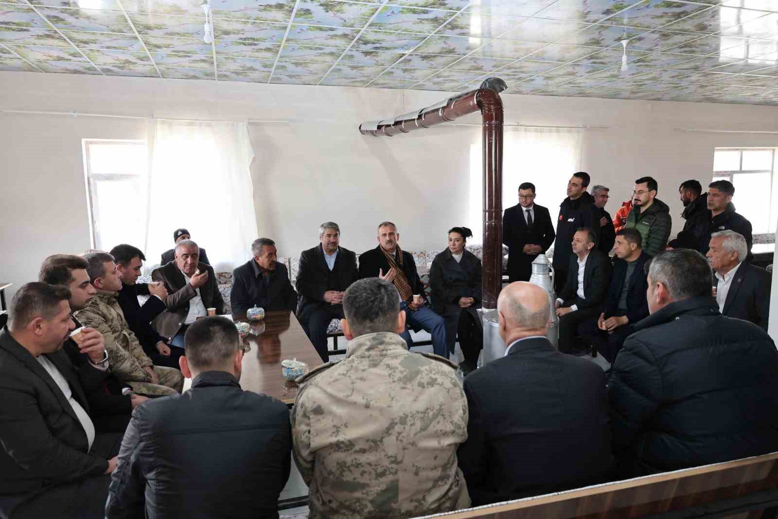 Ağrı Valisi Önder Bozkurt deprem bölgesinde
