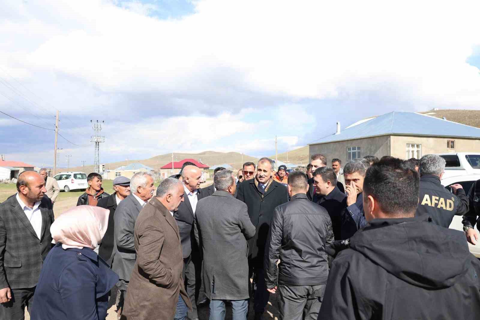 Ağrı Valisi Önder Bozkurt deprem bölgesinde
