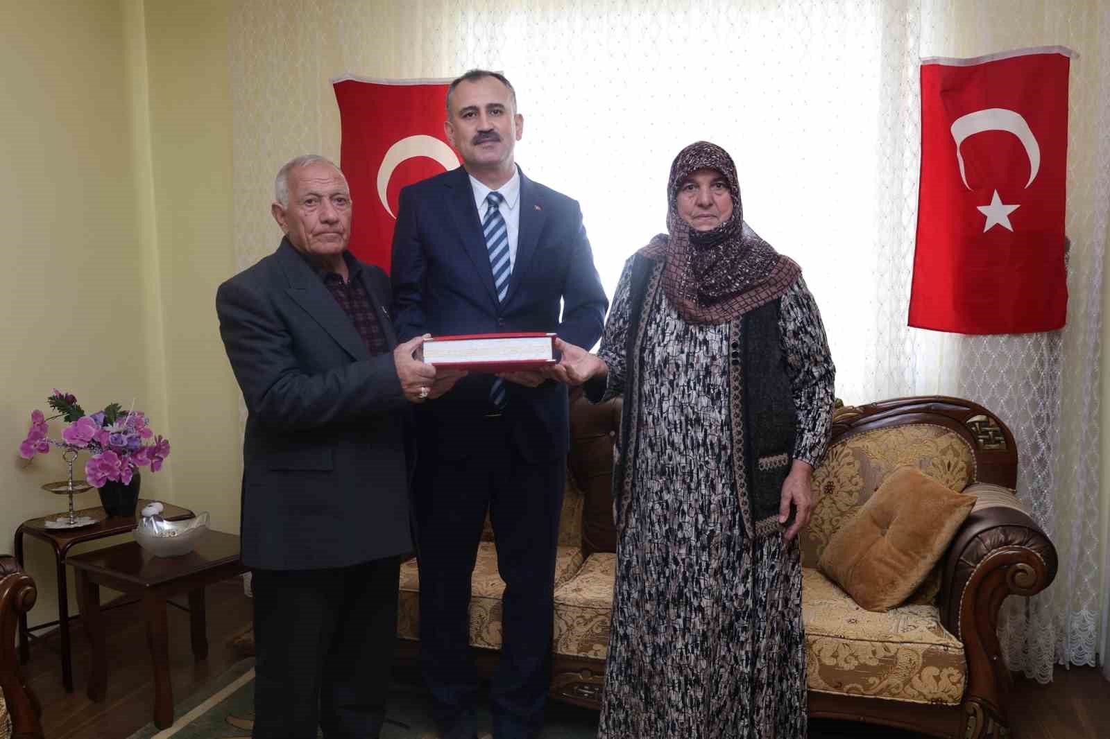 Ağrı Valisi Önder Bozkurt görevine şehitlik ziyaretiyle başladı
