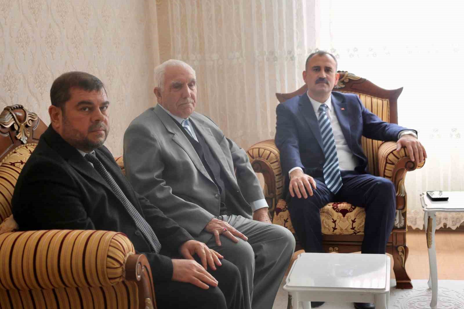 Ağrı Valisi Önder Bozkurt görevine şehitlik ziyaretiyle başladı
