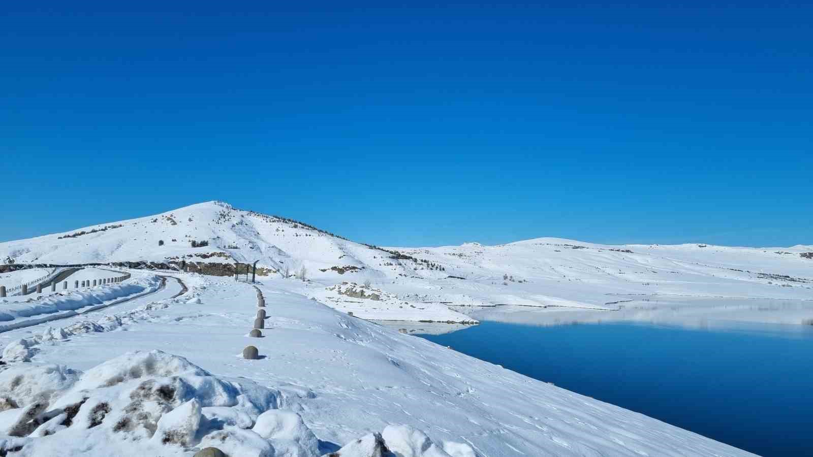 Ağrı Yazıcı Barajı’nda buzlar çözüldü, kartpostallık manzara oluştu
