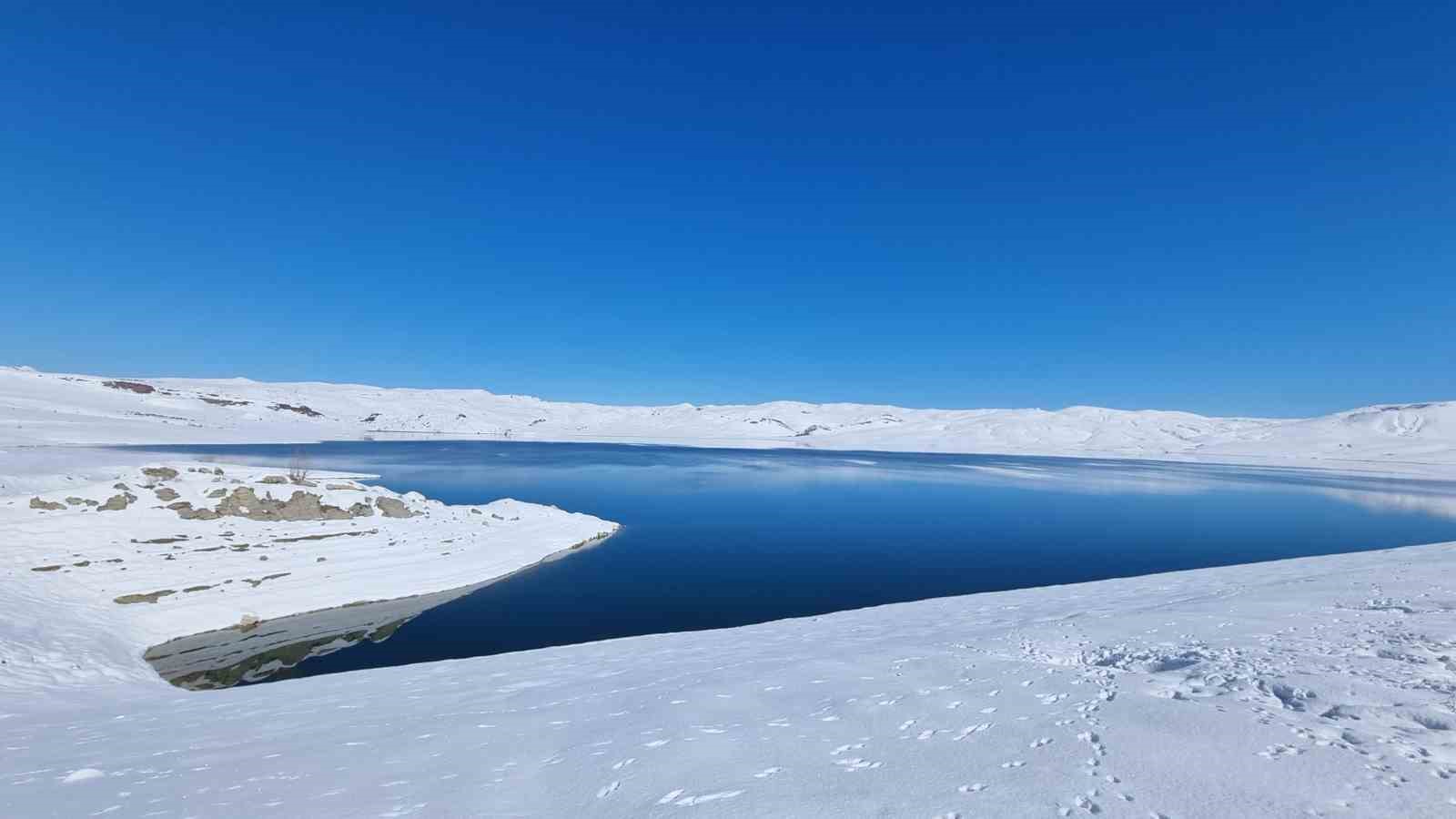 Ağrı Yazıcı Barajı’nda buzlar çözüldü, kartpostallık manzara oluştu
