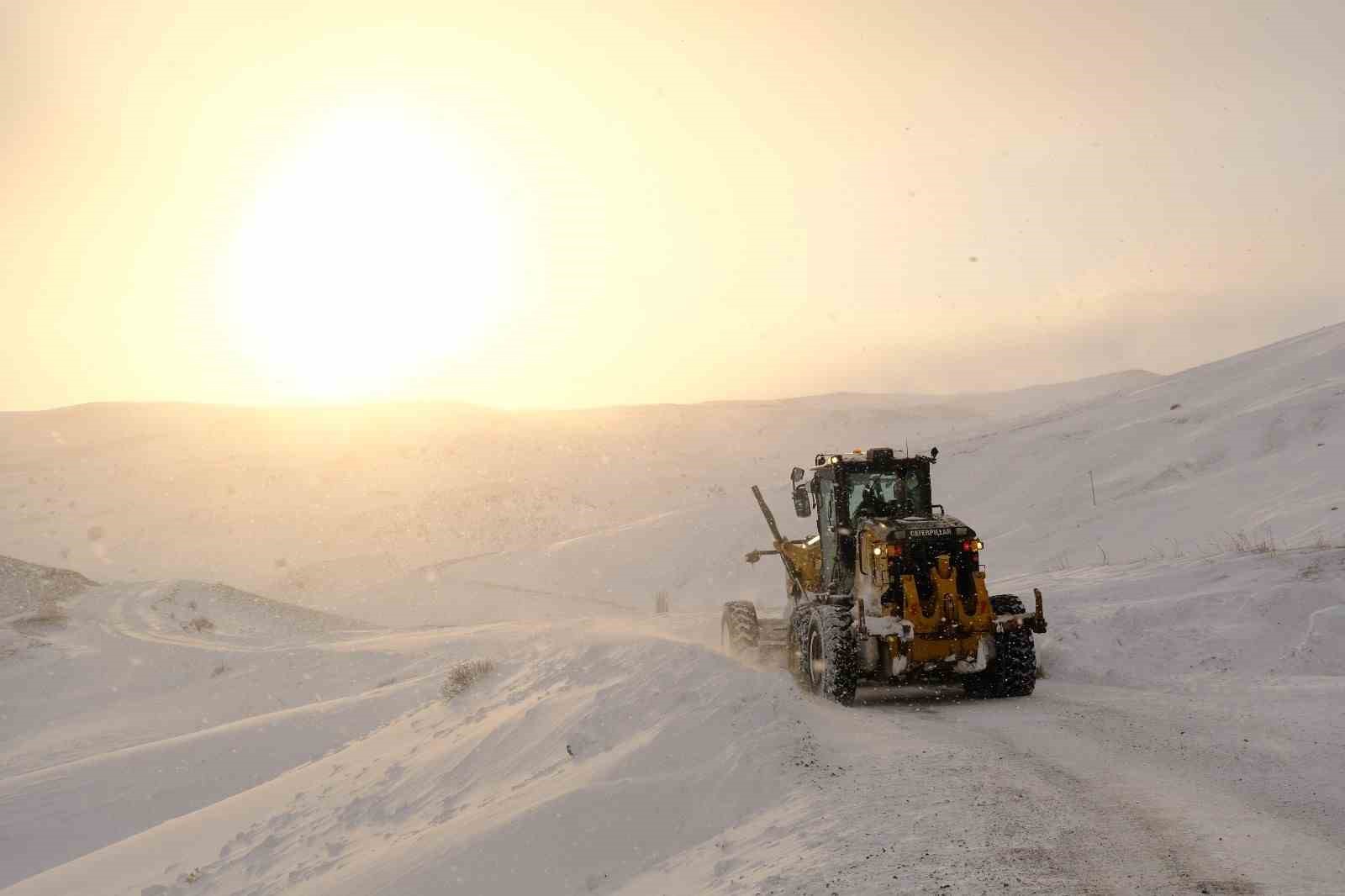 Ağrı’da 110 köy yolu ulaşıma kapandı
