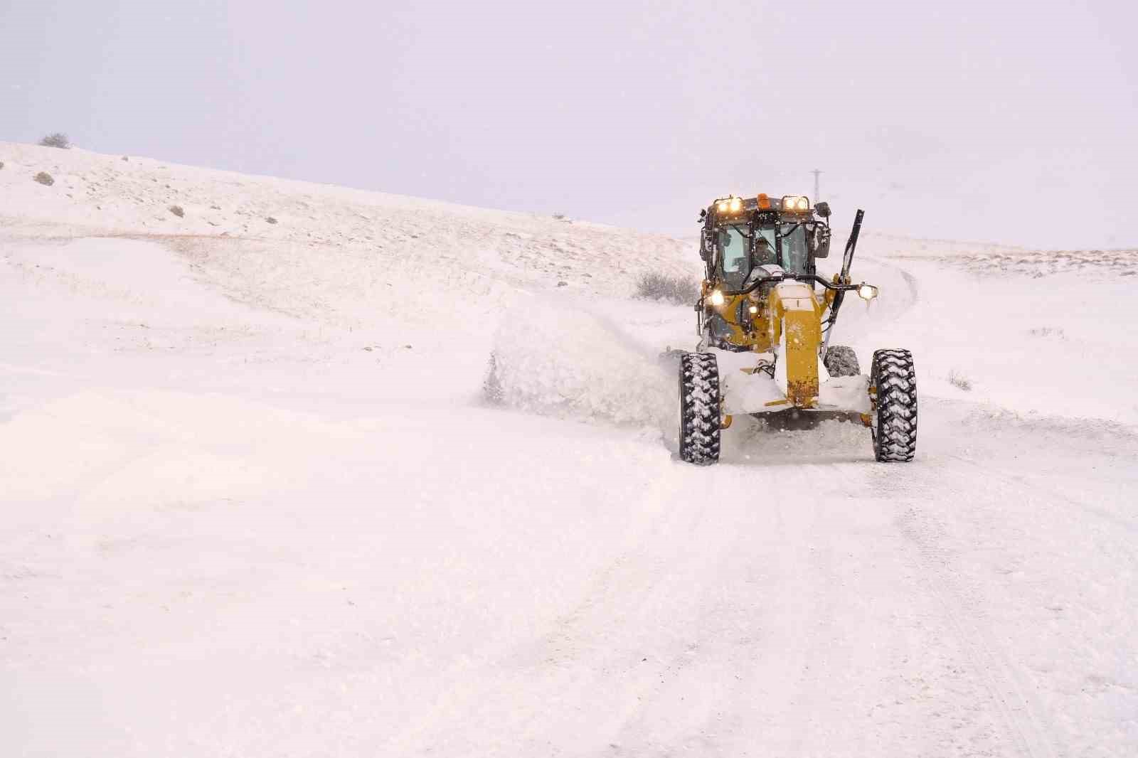 Ağrı’da 110 köy yolu ulaşıma kapandı
