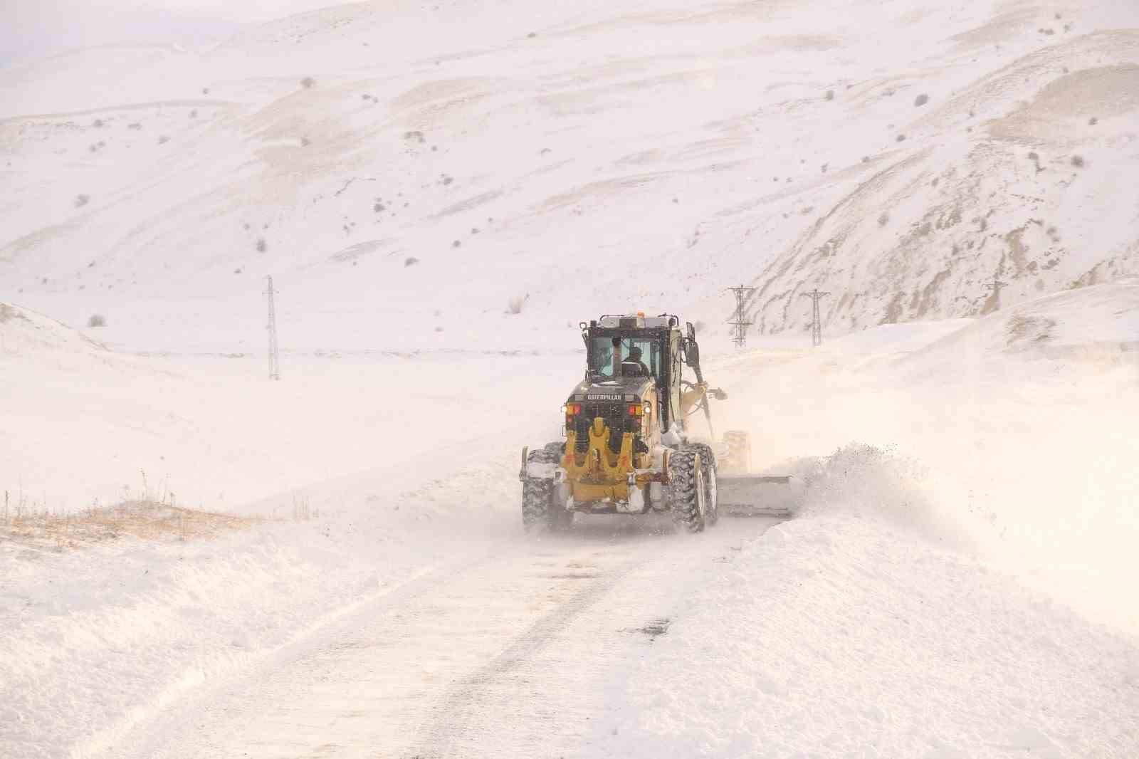 Ağrı’da 110 köy yolu ulaşıma kapandı
